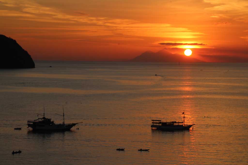 Travel to Flores & Komodo island with local tour organizer